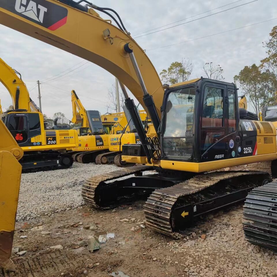 Caterpillar 325D crawler excavator, front three-quarter view Caterpillar 325D crawler excavator, front three-quarter view