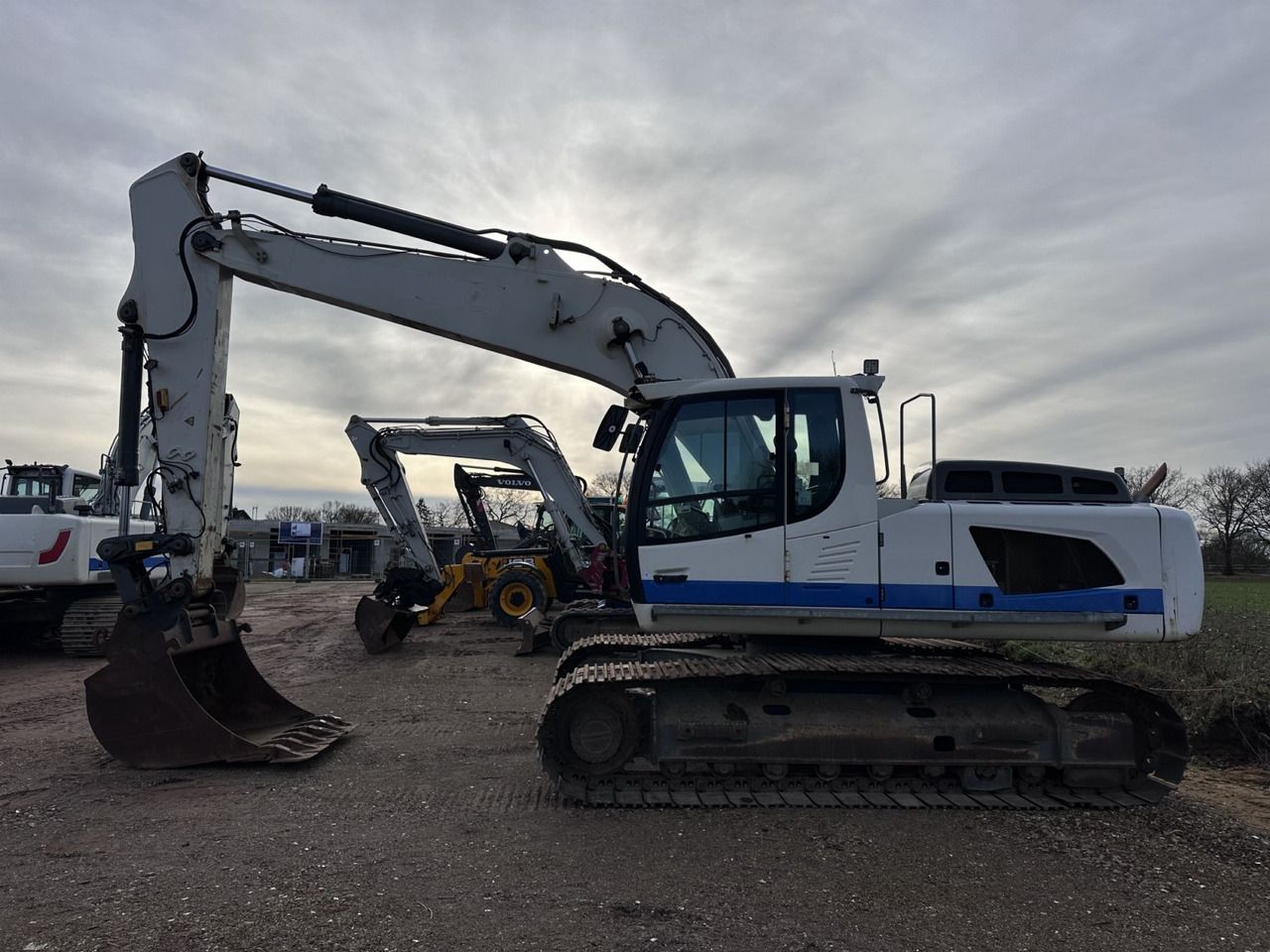 2013 Liebherr R924LC crawler excavator, side view 2013 Liebherr R924LC crawler excavator, side view