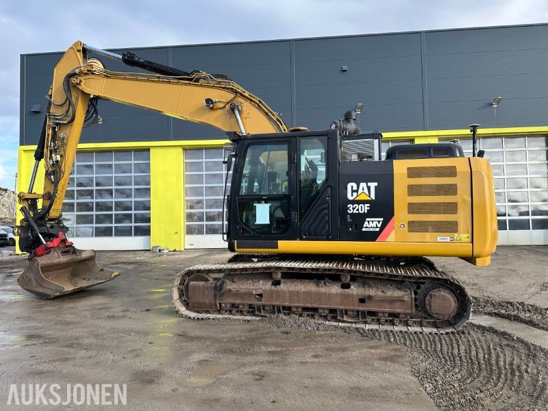 2017 Caterpillar 320FL crawler excavator, side view 2017 Caterpillar 320FL crawler excavator, side view