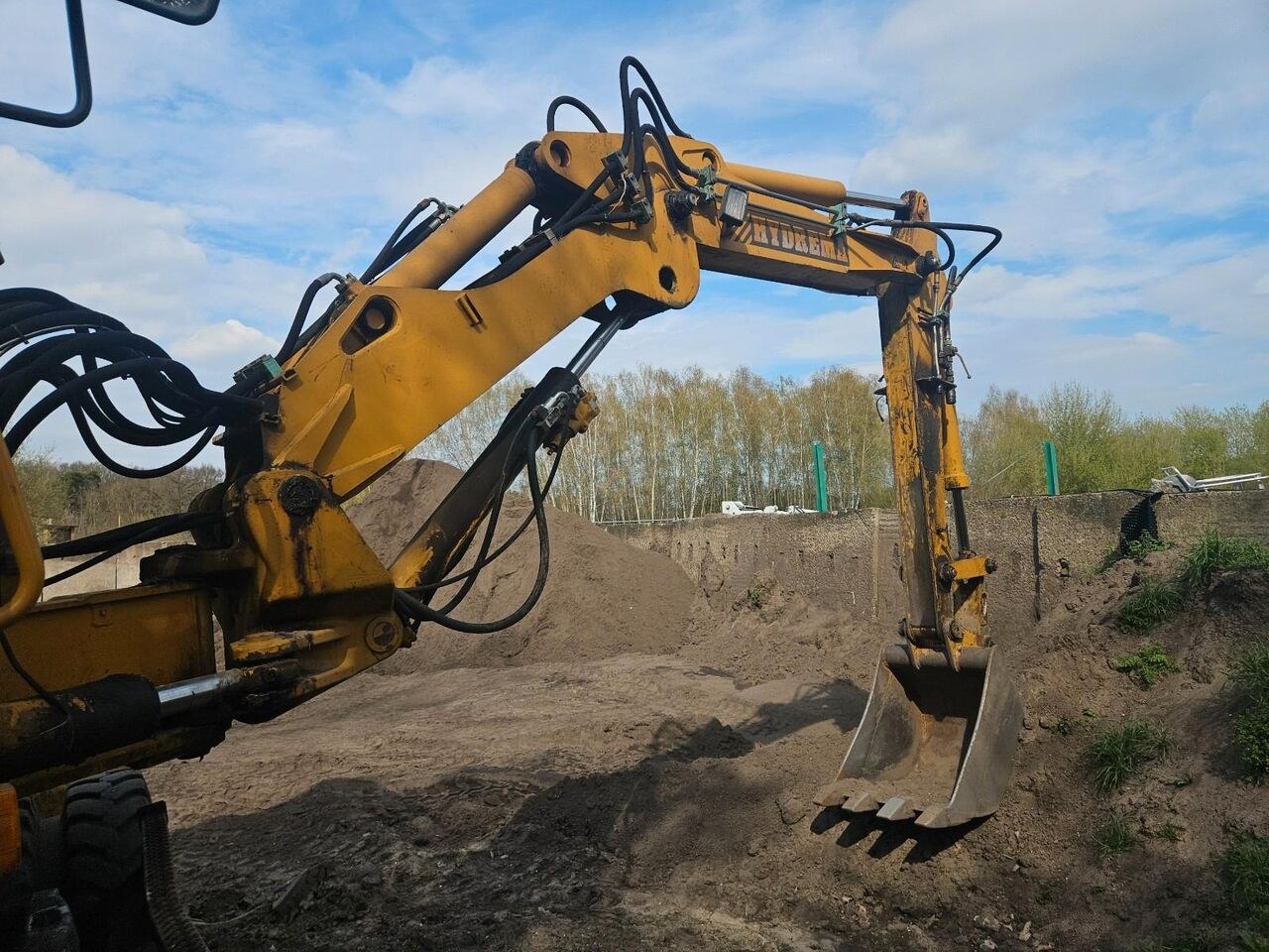 2002 Hydrema M800 wheel excavator boom and bucket view