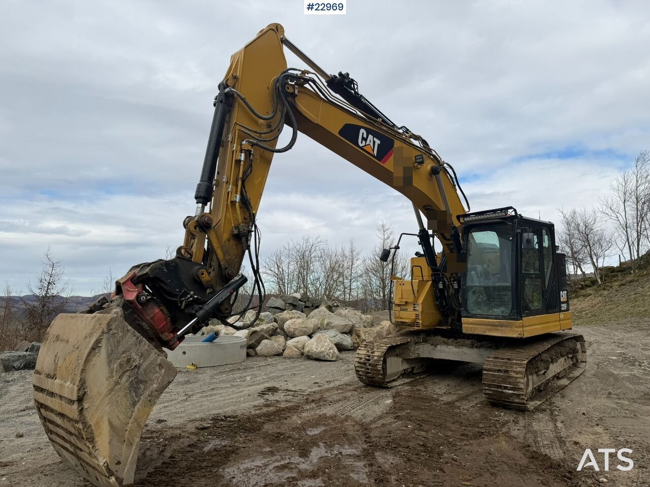 2018 Caterpillar 325FL crawler excavator, side view 2018 Caterpillar 325FL crawler excavator, side view