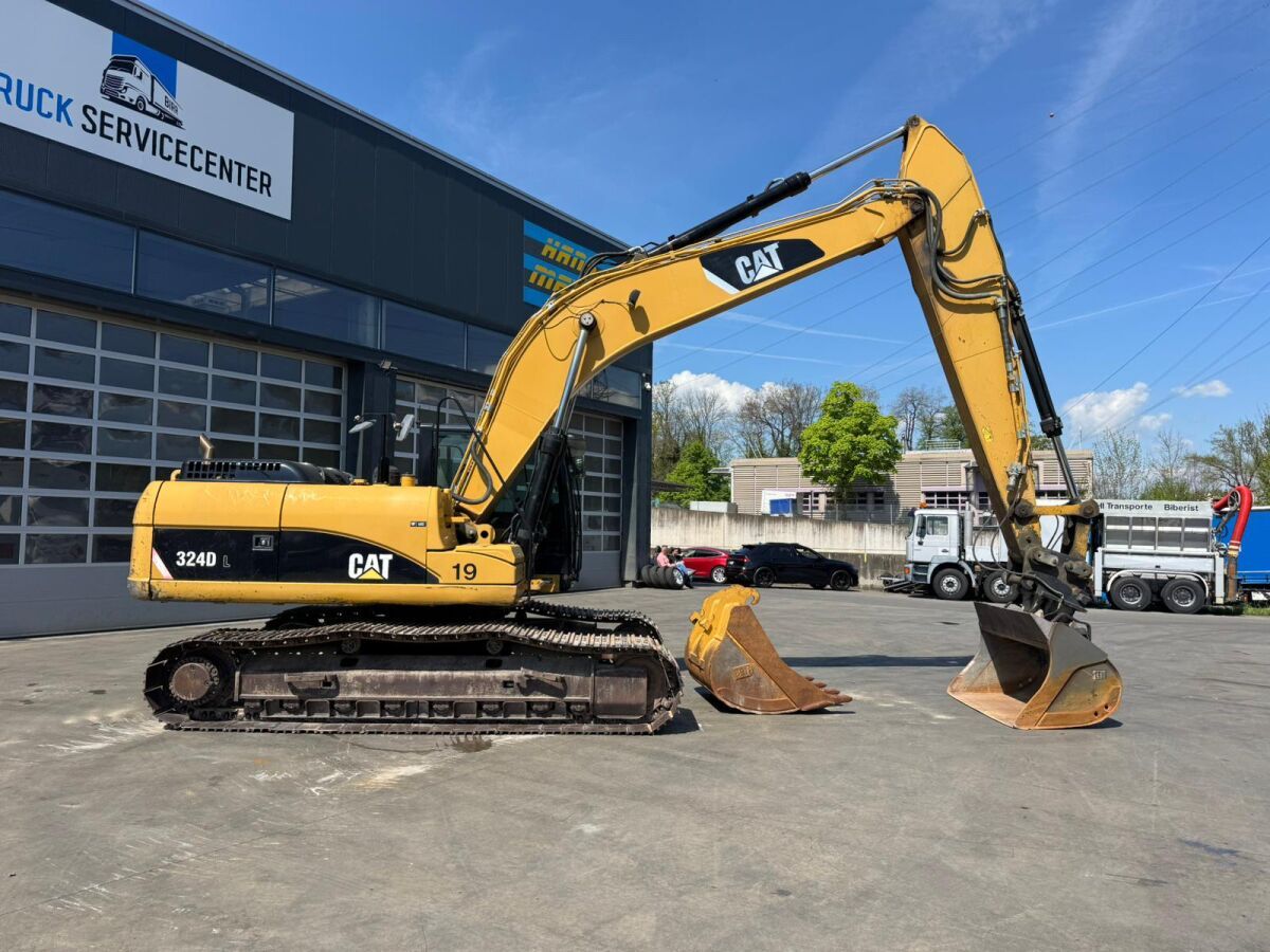 2011 Caterpillar 324D crawler excavator, side view 2011 Caterpillar 324D crawler excavator, side view