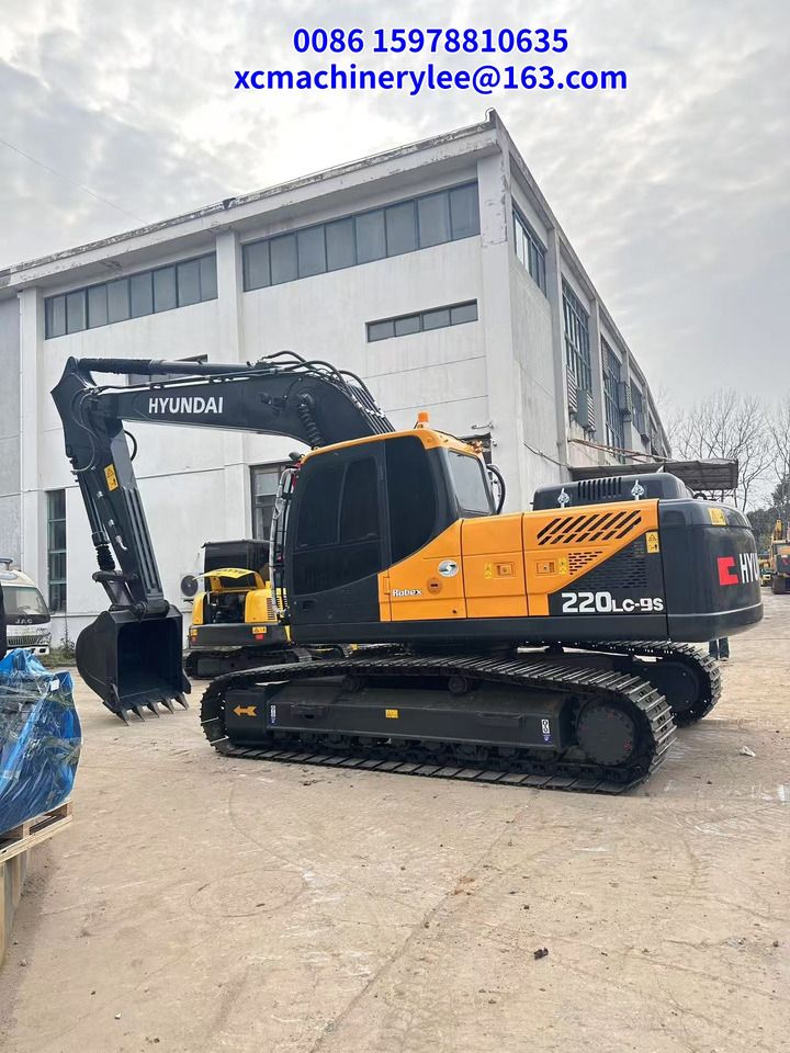 2023 Hyundai 220LC-9S crawler excavator, side view 2023 Hyundai 220LC-9S crawler excavator, side view