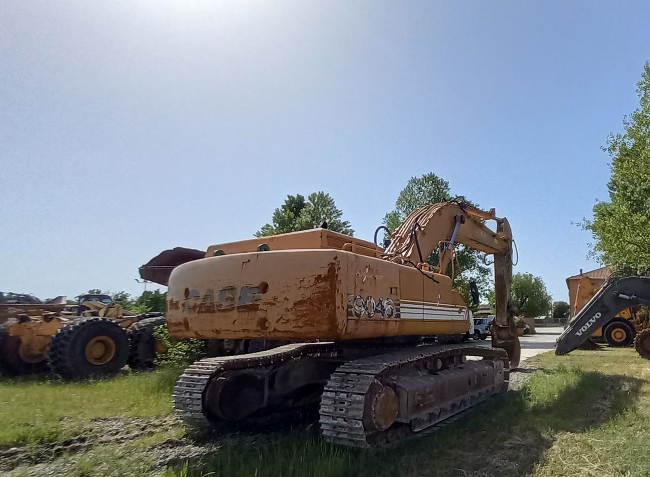 2000 CASE 9046 crawler excavator, rear three-quarter view 2000 CASE 9046 crawler excavator, rear three-quarter view