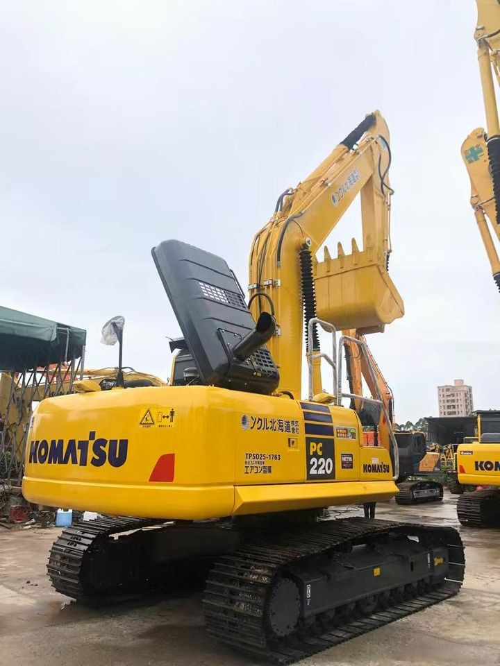 2020 Komatsu PC220 crawler excavator, rear three-quarter view 2020 Komatsu PC220 crawler excavator, rear three-quarter view