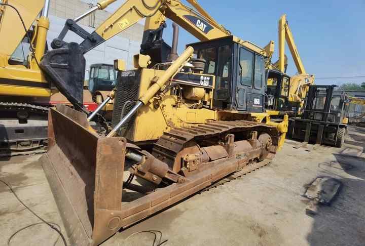 Caterpillar D6G crawler dozer, front three-quarter view Caterpillar D6G crawler dozer, front three-quarter view