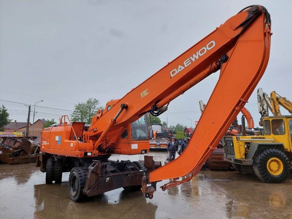2002 Daewoo S200W-V material handler, side view 2002 Daewoo S200W-V material handler, side view