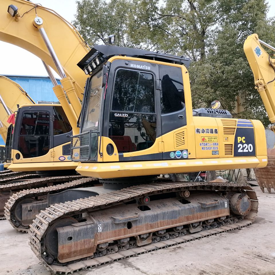 Escavatore cingolato Komatsu PC220-8 del 2020 vista laterale