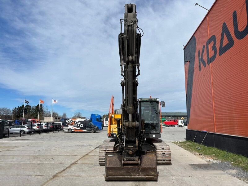 2018 Volvo EC220EL crawler excavator, front view 2018 Volvo EC220EL crawler excavator, front view