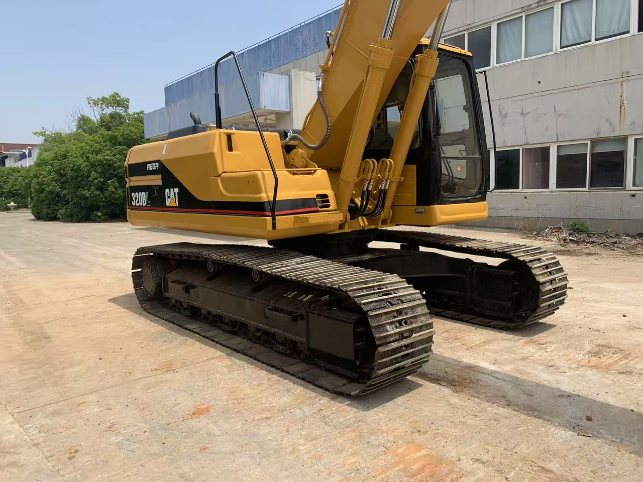 2015 Caterpillar 320BL crawler excavator, rear three-quarter view 2015 Caterpillar 320BL crawler excavator, rear three-quarter view