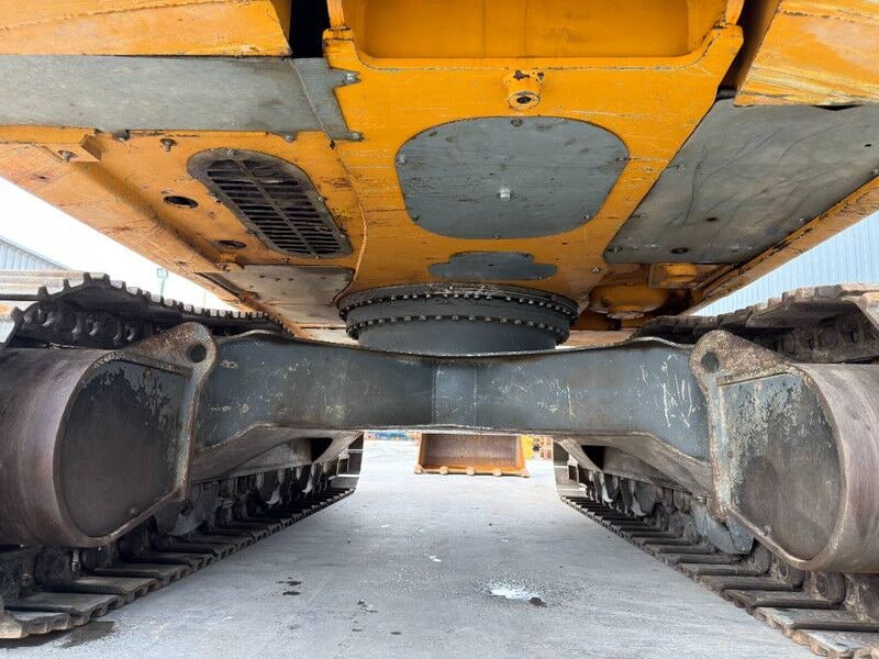 2014 Liebherr R922 SLC crawler excavator undercarriage view 2014 Liebherr R922 SLC crawler excavator undercarriage view