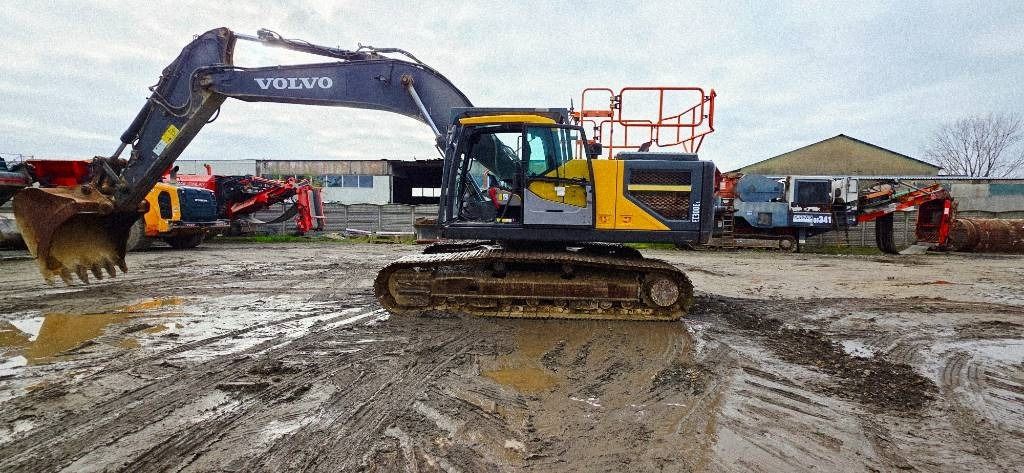 2018 Volvo EC300EL crawler excavator, side view 2018 Volvo EC300EL crawler excavator, side view