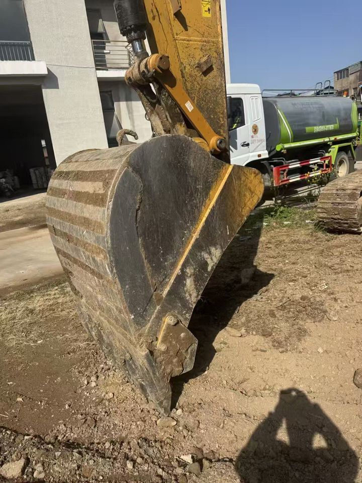2012 Caterpillar 323DL crawler excavator bucket view