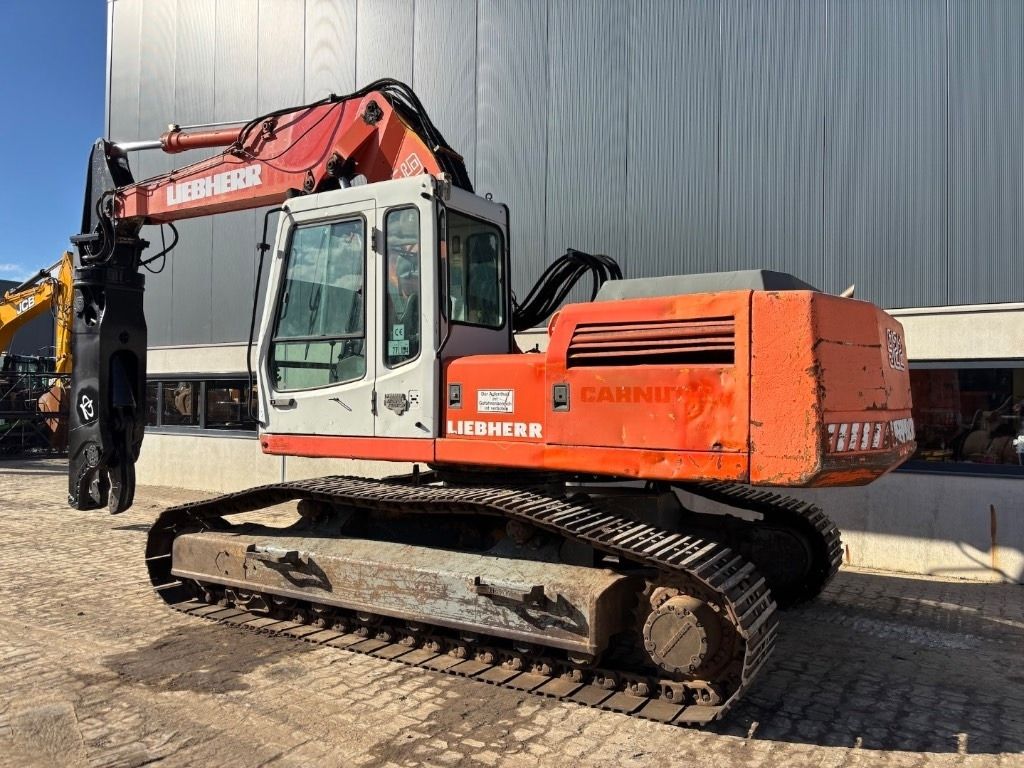 1996 Liebherr R922HDSL crawler excavator side view