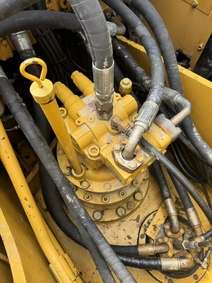 Dettaglio giunto rotante idraulico di escavatore cingolato Caterpillar 320D2 del 2017 Dettaglio giunto rotante idraulico di escavatore cingolato Caterpillar 320D2 del 2017