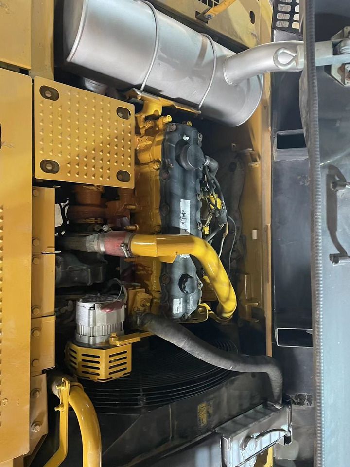 2016 Caterpillar 325D crawler excavator engine compartment view 2016 Caterpillar 325D crawler excavator engine compartment view