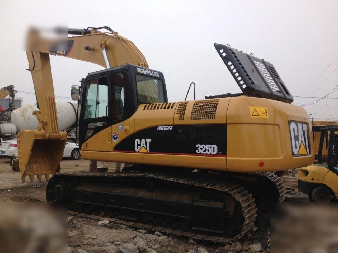 2018 Caterpillar 325DL crawler excavator, side view 2018 Caterpillar 325DL crawler excavator, side view