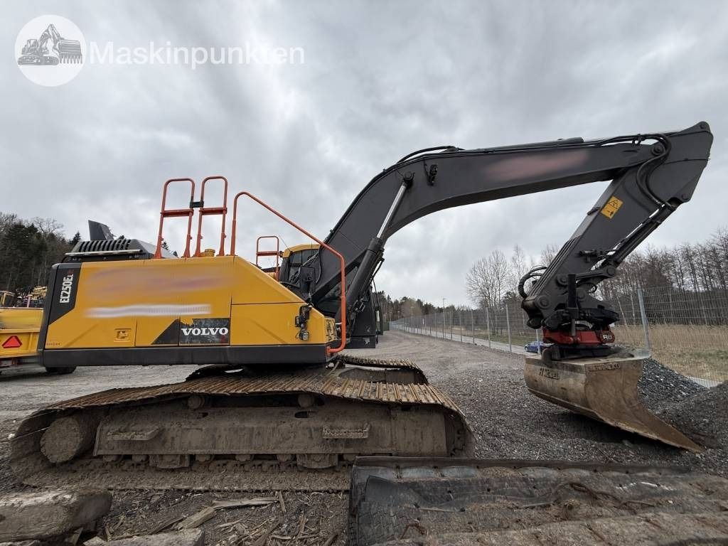 2016 Volvo EC250EL crawler excavator side view 2016 Volvo EC250EL crawler excavator side view