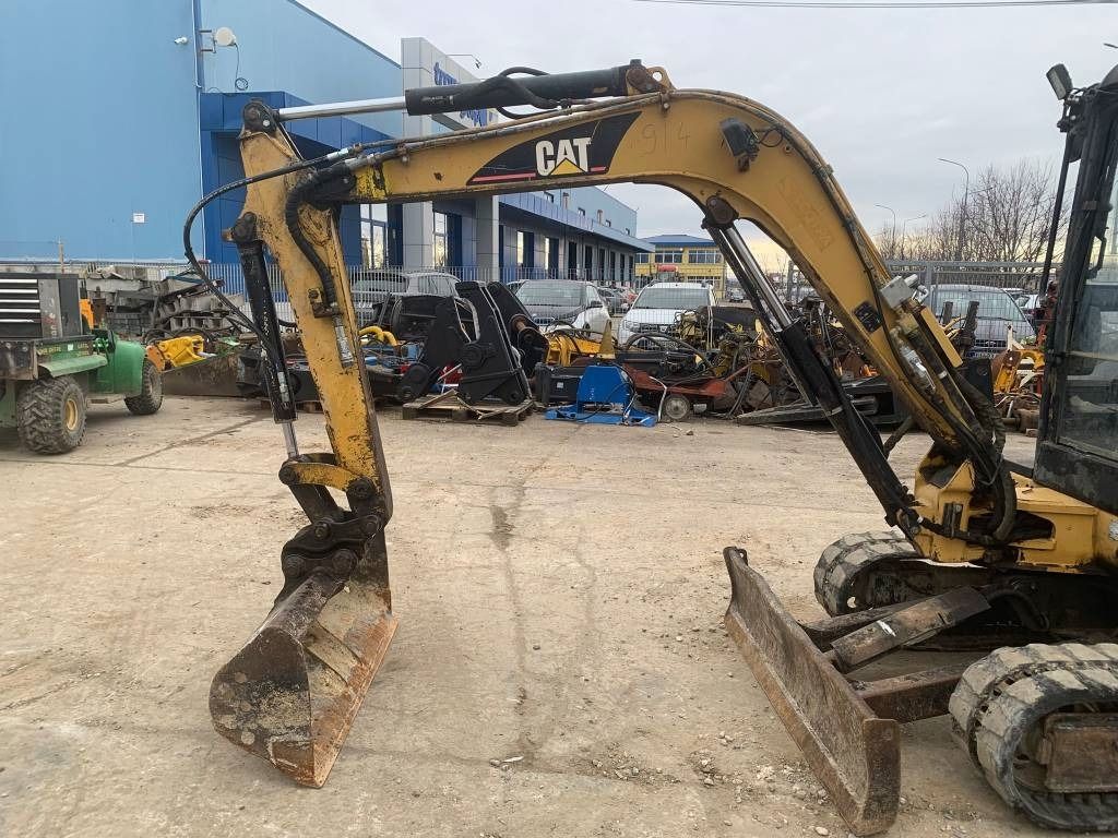 2000 Caterpillar 302.5 mini excavator side view 2000 Caterpillar 302.5 mini excavator side view