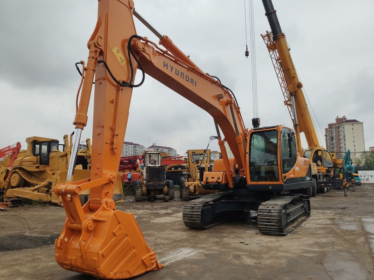 2022 Hyundai R220LC-9 crawler excavator, front three-quarter view 2022 Hyundai R220LC-9 crawler excavator, front three-quarter view