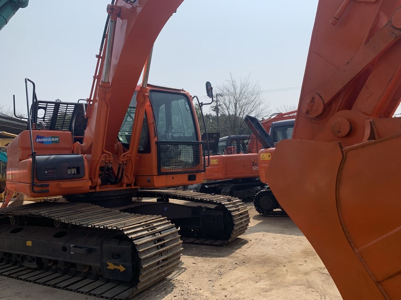 2016 Doosan DX225LC crawler excavator, side view 2016 Doosan DX225LC crawler excavator, side view