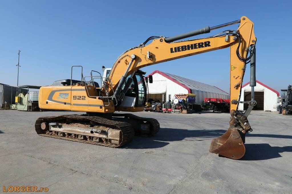 2014 Liebherr R922LC crawler excavator side view 2014 Liebherr R922LC crawler excavator side view