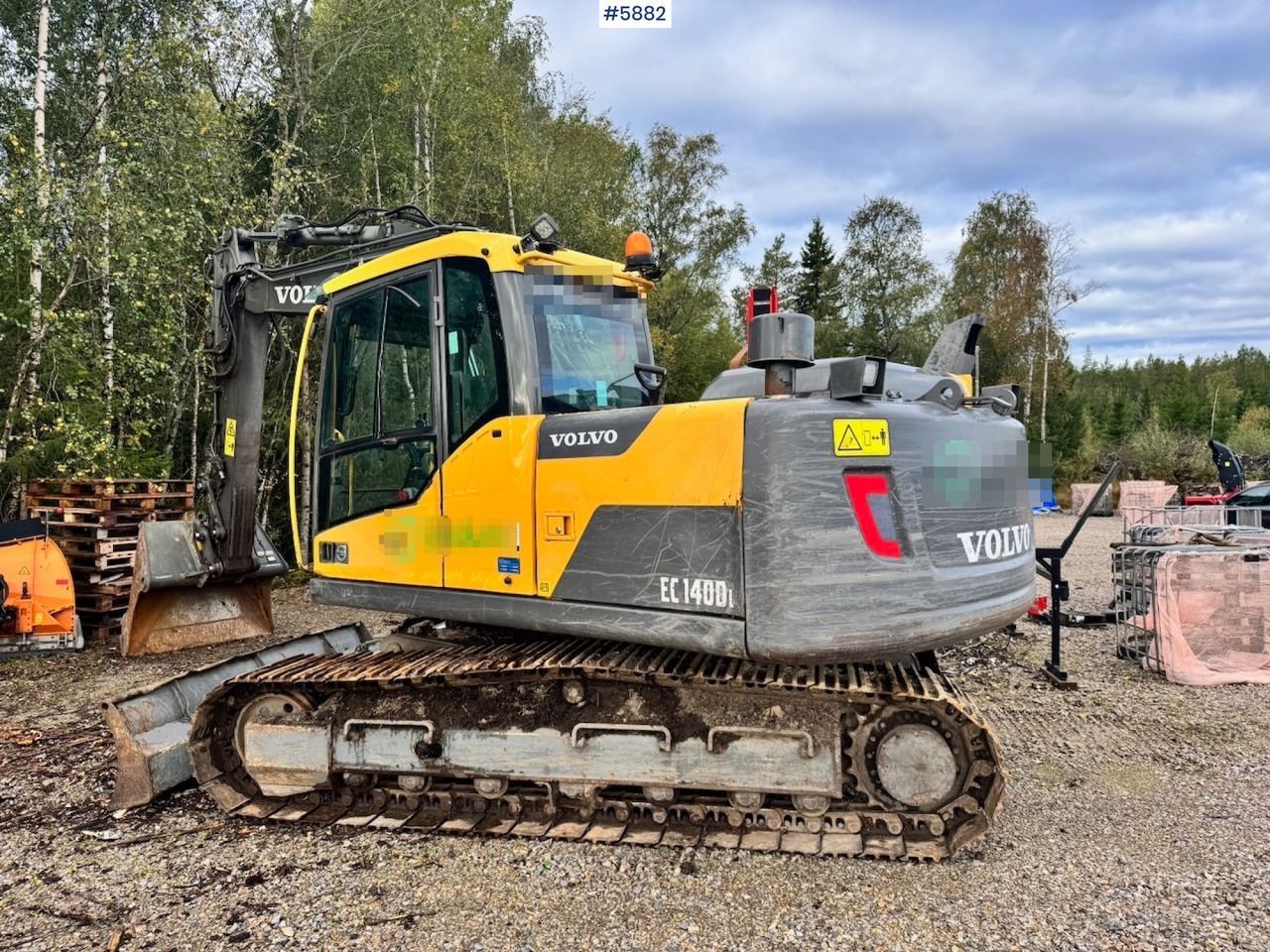 2013 Volvo EC140DL crawler excavator, side view 2013 Volvo EC140DL crawler excavator, side view