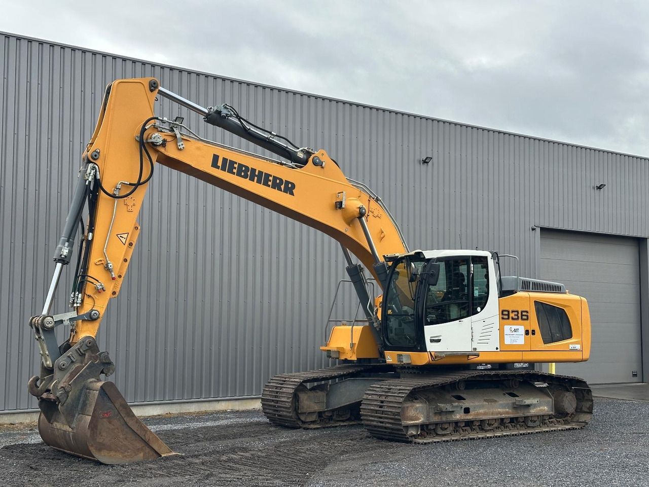 2018 Liebherr R936LC crawler excavator, side view 2018 Liebherr R936LC crawler excavator, side view