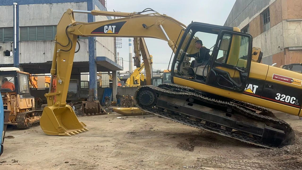 2012 Caterpillar 320CL excavator side view 2012 Caterpillar 320CL excavator side view
