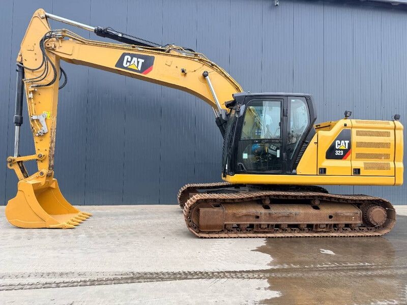 2018 Caterpillar 323 crawler excavator side view 2018 Caterpillar 323 crawler excavator side view