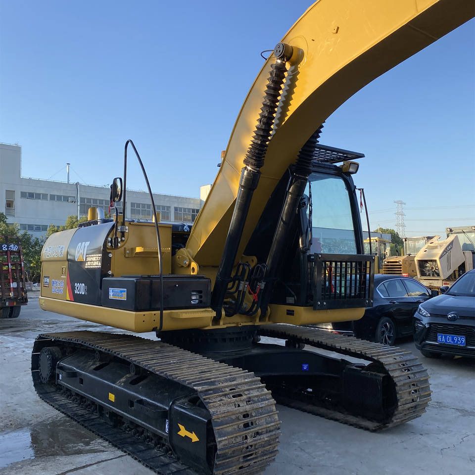 Pelle sur chenilles Caterpillar 320D2 de 2022, vue arrière trois-quarts Pelle sur chenilles Caterpillar 320D2 de 2022, vue arrière trois-quarts