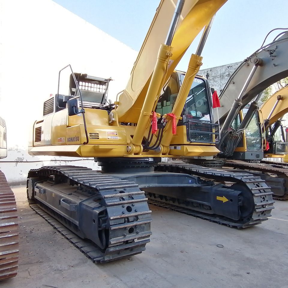 2018 Komatsu PC450-8 crawler excavator, side view 2018 Komatsu PC450-8 crawler excavator, side view