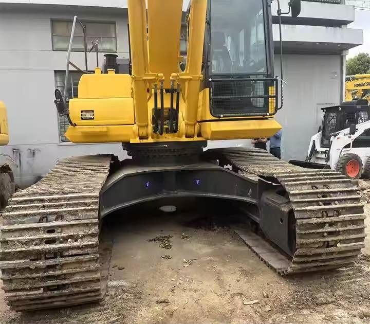 2023 Komatsu PC400-8 crawler excavator, front view 2023 Komatsu PC400-8 crawler excavator, front view