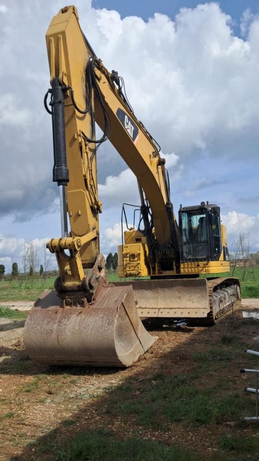 2008 Caterpillar 328D crawler excavator, front three-quarter view 2008 Caterpillar 328D crawler excavator, front three-quarter view