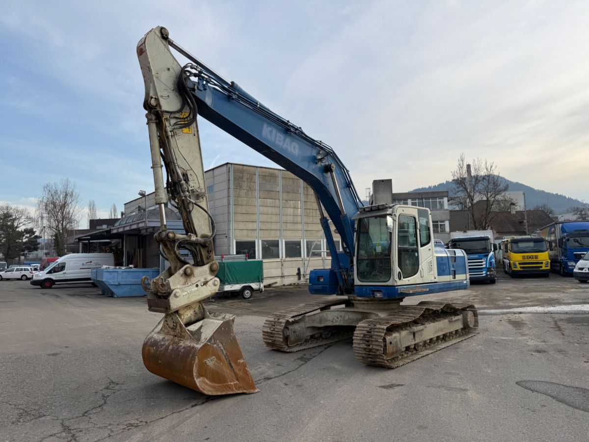 2011 Komatsu PC210LC-8 crawler excavator, side view 2011 Komatsu PC210LC-8 crawler excavator, side view