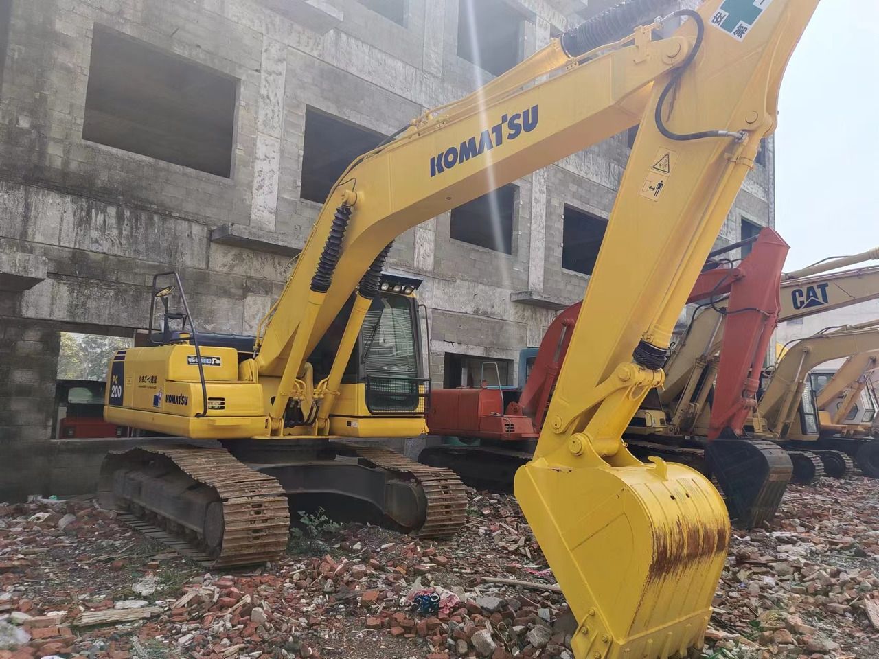 Escavatore cingolato Komatsu PC200-8 del 2018, vista laterale