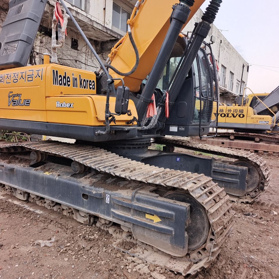 2023 Hyundai R305LC-9S Robex crawler excavator side view 2023 Hyundai R305LC-9S Robex crawler excavator side view