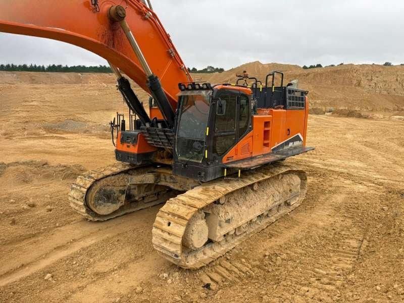 2022 Doosan DX800LC-7 crawler excavator, front three-quarter view 2022 Doosan DX800LC-7 crawler excavator, front three-quarter view