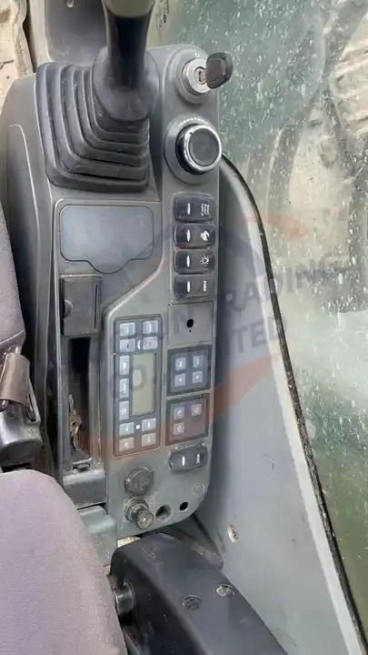 2020 Doosan 520 excavator interior control panel view 2020 Doosan 520 excavator interior control panel view
