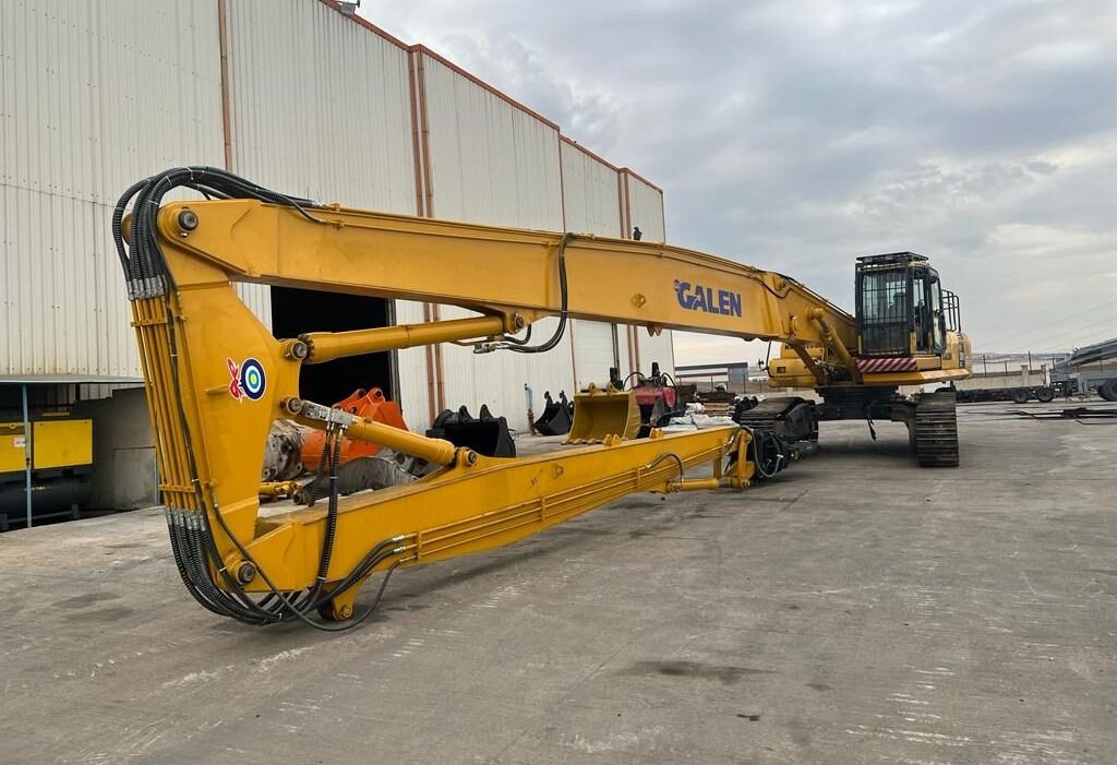 2016 Komatsu PC390 crawler excavator with long reach boom 2016 Komatsu PC390 crawler excavator with long reach boom