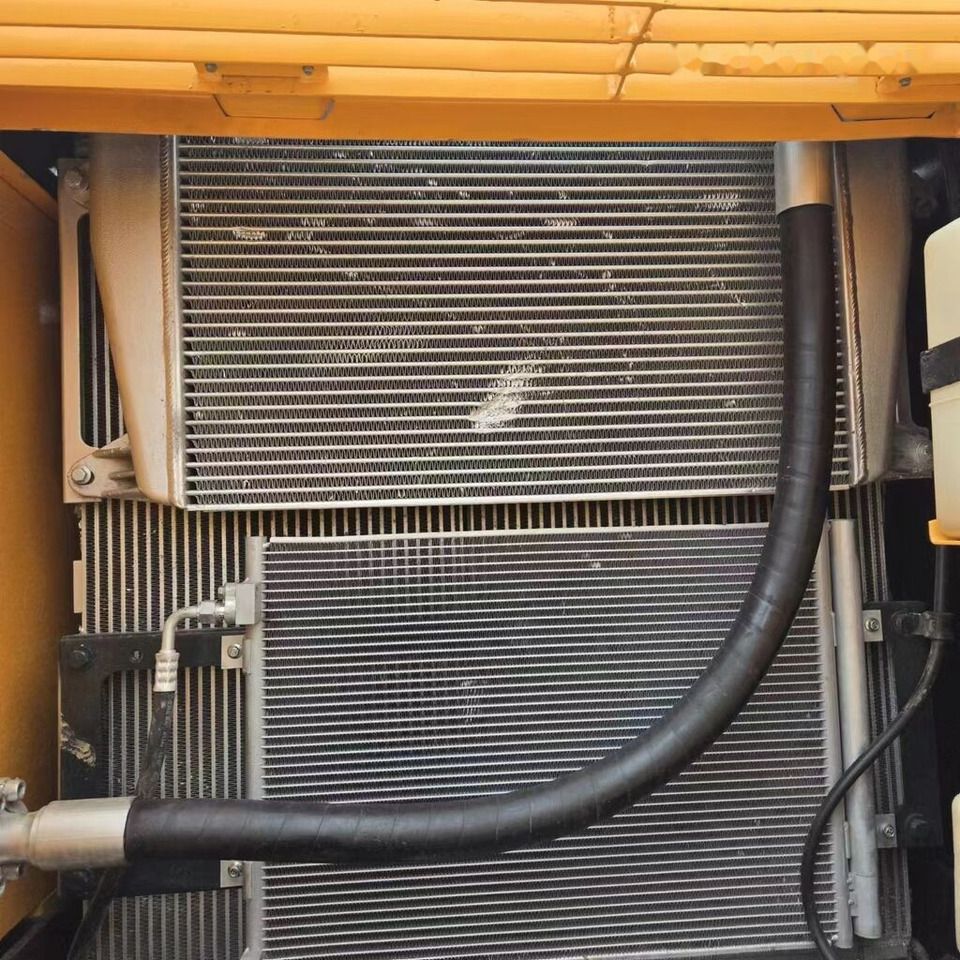 2021 Hyundai R210-9S crawler excavator radiator and cooling system view 2021 Hyundai R210-9S crawler excavator radiator and cooling system view