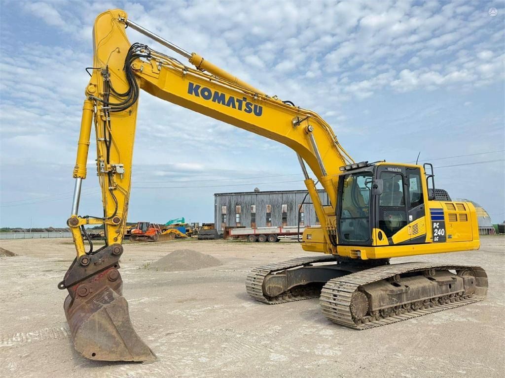 2015 Komatsu PC240LC-10 crawler excavator, side view