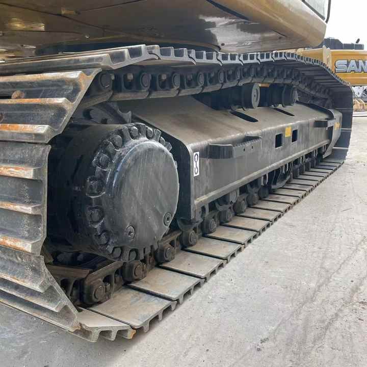 2022 Caterpillar 329D crawler excavator track assembly close-up 2022 Caterpillar 329D crawler excavator track assembly close-up