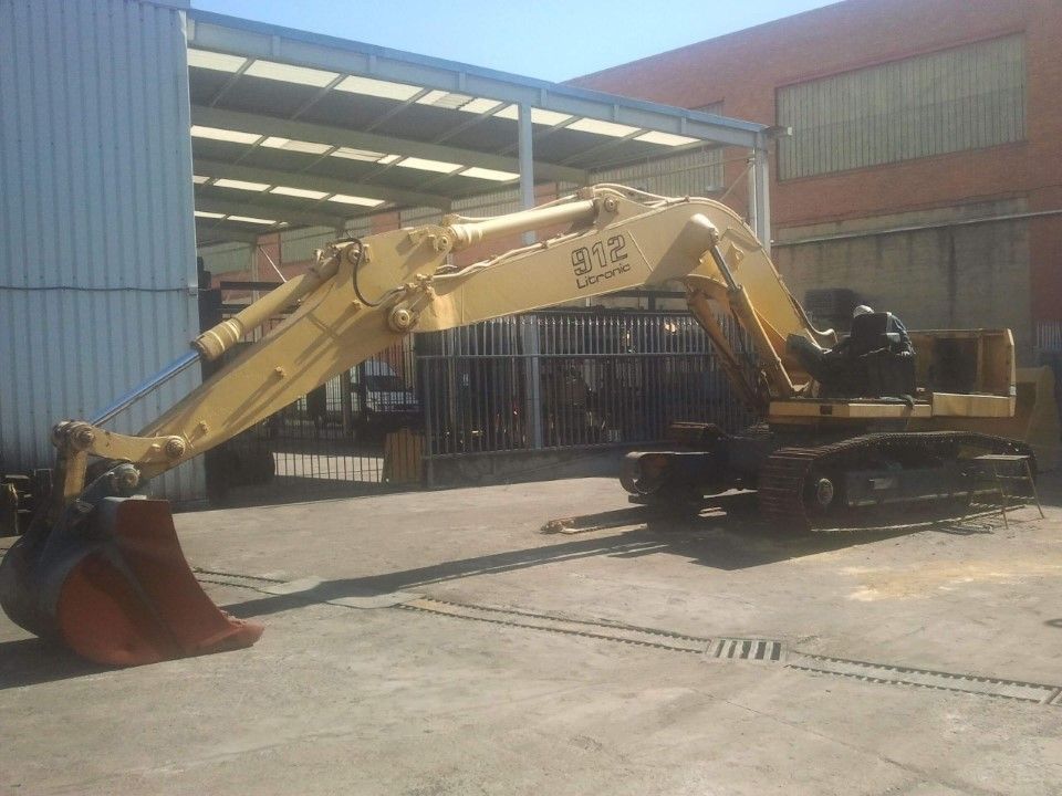 1995 Liebherr R912LI crawler excavator, side view