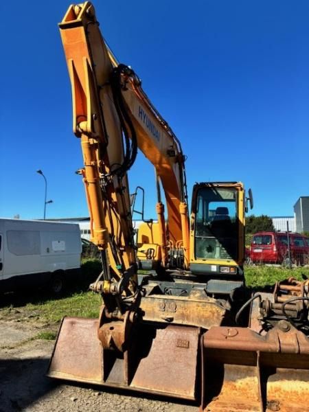 2010 Hyundai R140W-9 wheel excavator, front view