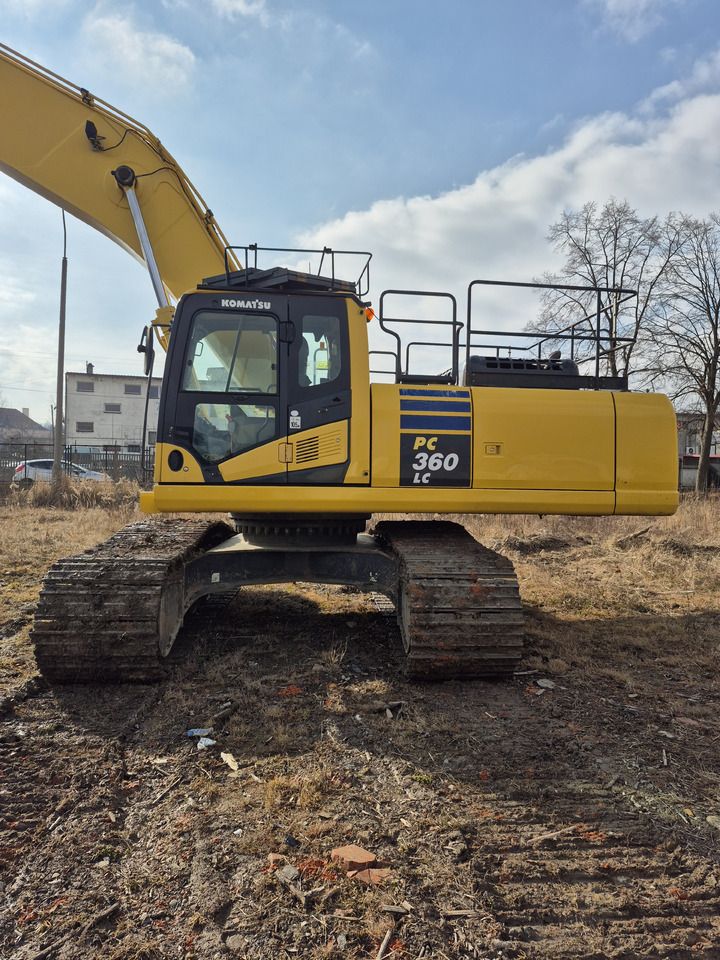 2015 Komatsu PC360LC-10 crawler excavator, side profile view