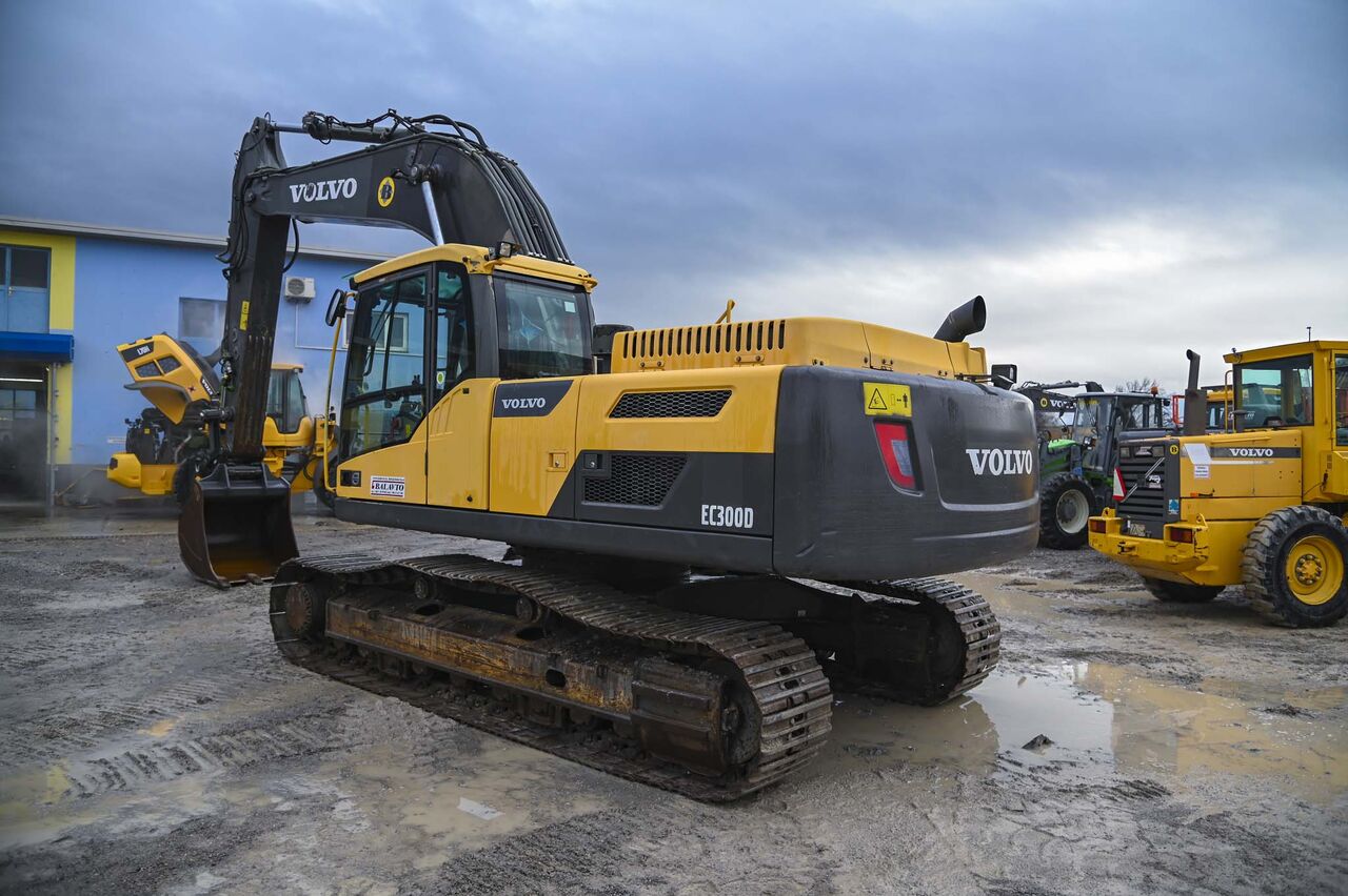 2014 Volvo EC300DNL crawler excavator, rear three-quarter view