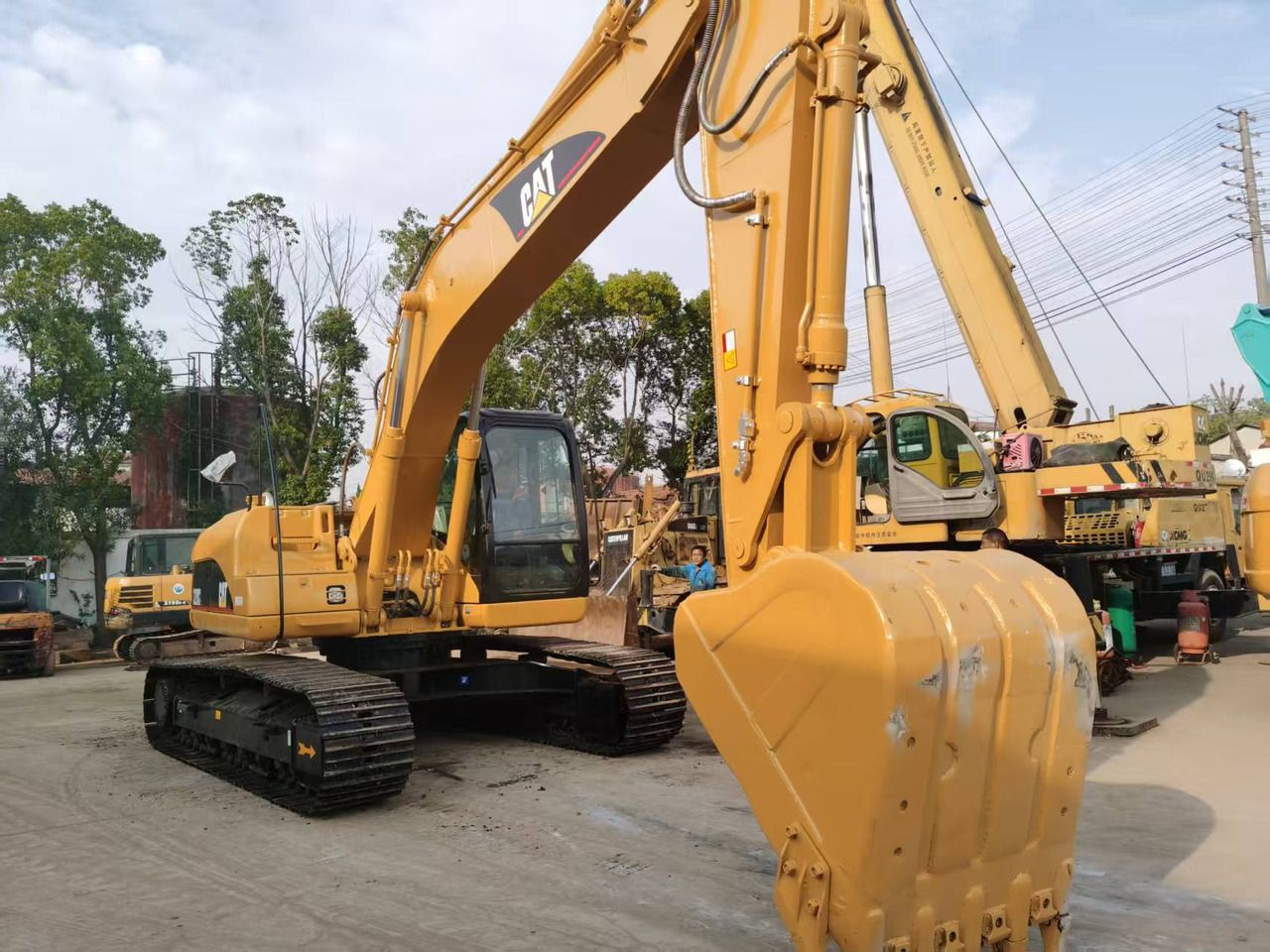 Гусеничный экскаватор 2008 Caterpillar 320CL, вид спереди в три четверти