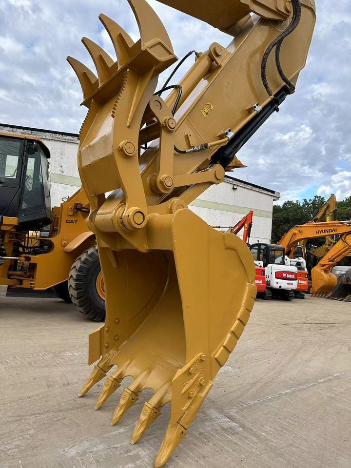 2022 Caterpillar 320GC crawler excavator bucket and thumb attachment