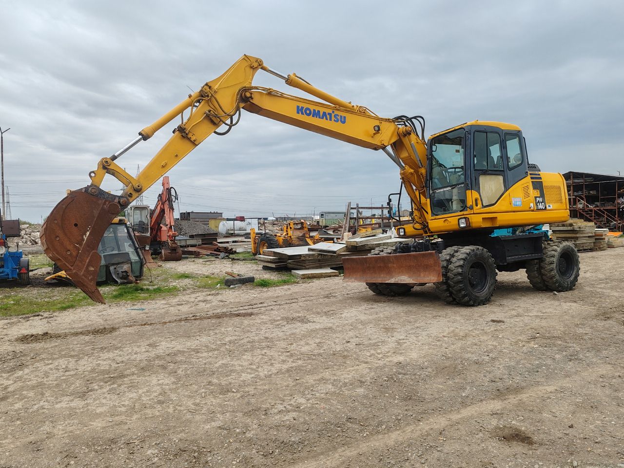 2007 Komatsu PW140-7 wheel excavator, side profile view 2007 Komatsu PW140-7 wheel excavator, side profile view